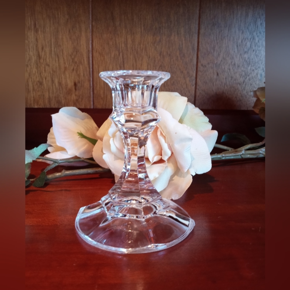 Glass candle holders set of two 4" tall            🌺excellent condition 🌺 - Picture 3 of 5